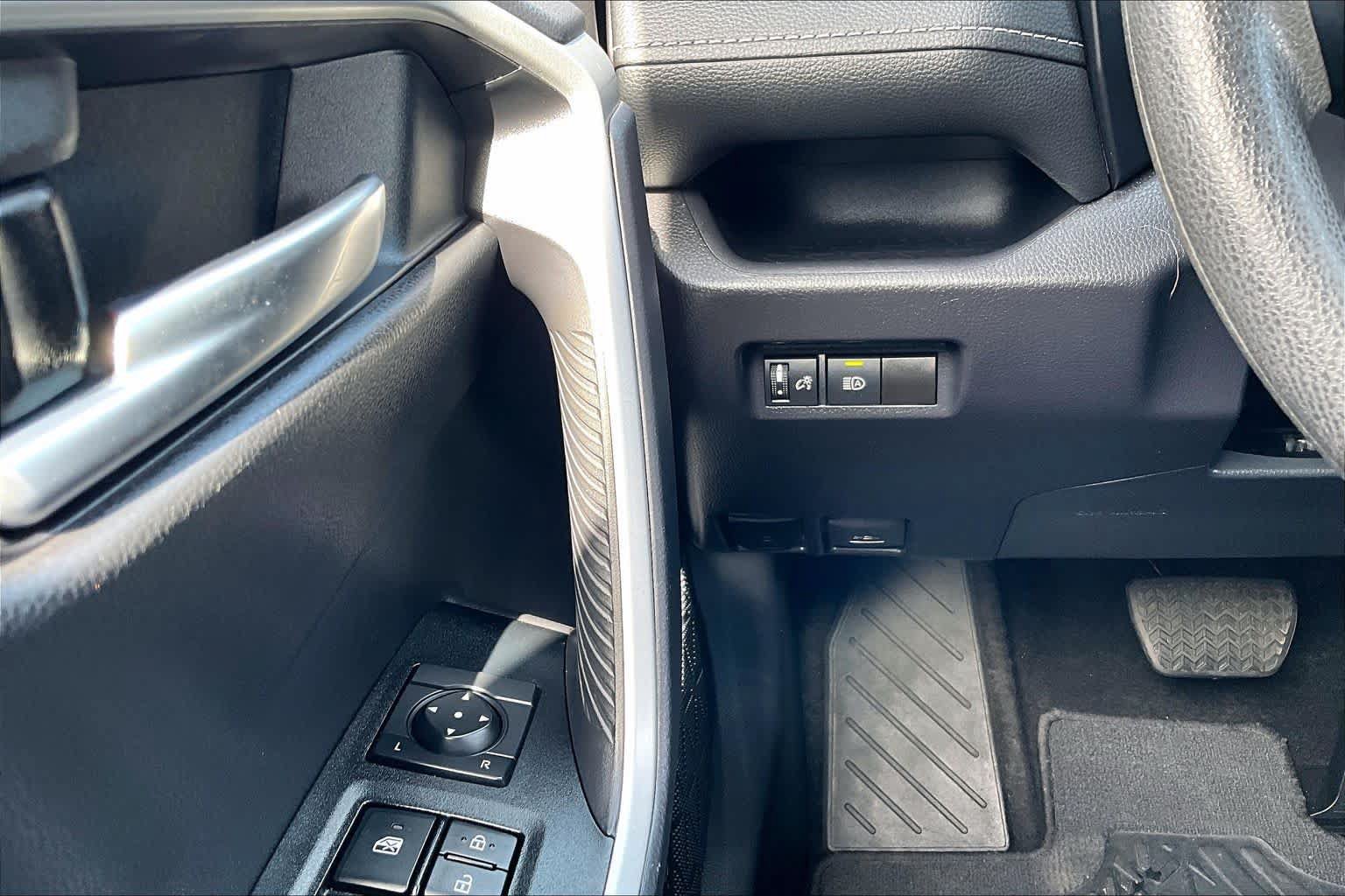 Used 2025 Toyota RAV4 XLE FWD image 32