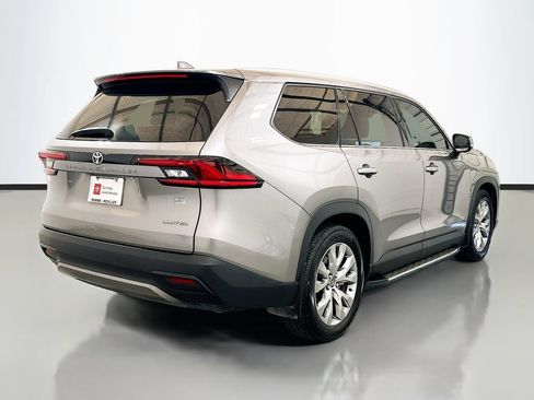 Used 2025 Toyota Grand Highlander FWD image 4