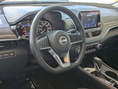 Used 2025 Nissan Altima 2.5 SV FWD image 14