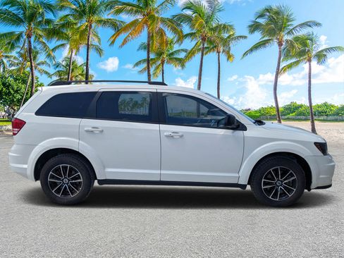 Used 2018 Dodge Journey SE w/ Connectivity Group image 2