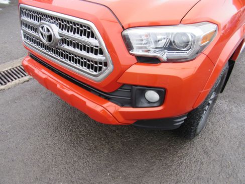 Used 2016 Toyota Tacoma TRD Sport w/ Towing Package image 18