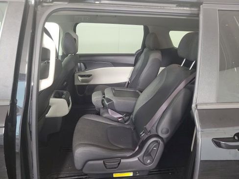 Used 2022 Kia Carnival LX image 10