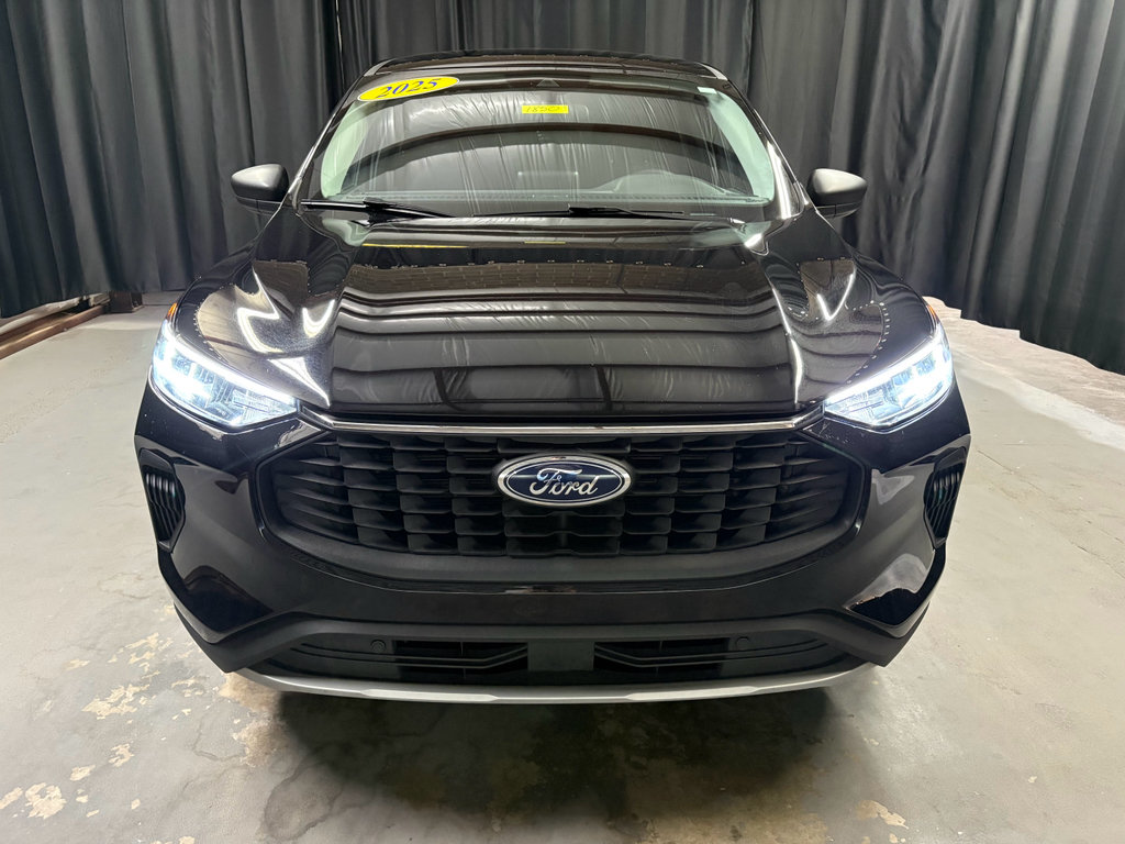Used 2025 Ford Escape Active AWD/4WD image 2