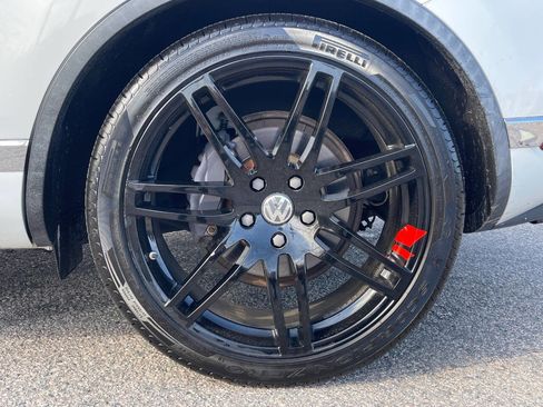 Used 2016 Volkswagen Touareg VR6 image 13