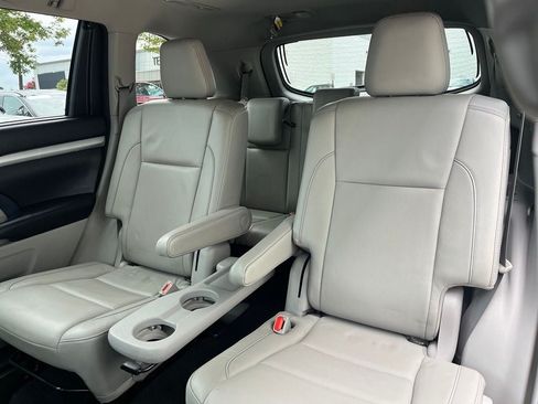 Used 2018 Toyota Highlander XLE AWD/4WD image 13