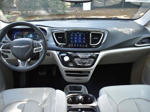 Used 2018 Chrysler Pacifica Touring-L FWD image 11