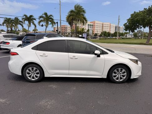 Used 2020 Toyota Corolla LE FWD image 4