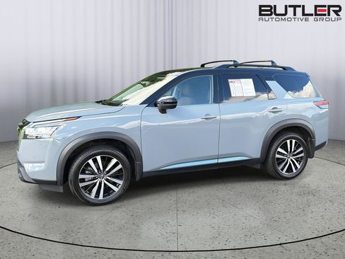 Used 2023 Nissan Pathfinder Platinum FWD image 3
