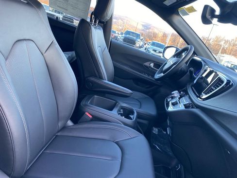 New 2026 Chrysler Pacifica Select image 9