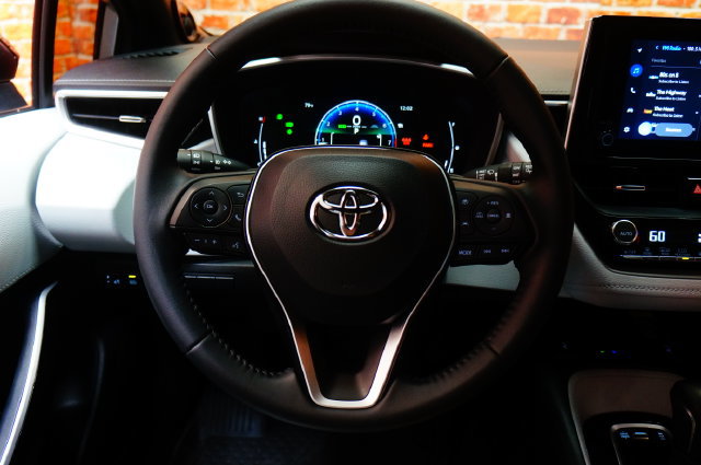 Used 2025 Toyota Corolla XSE FWD image 11