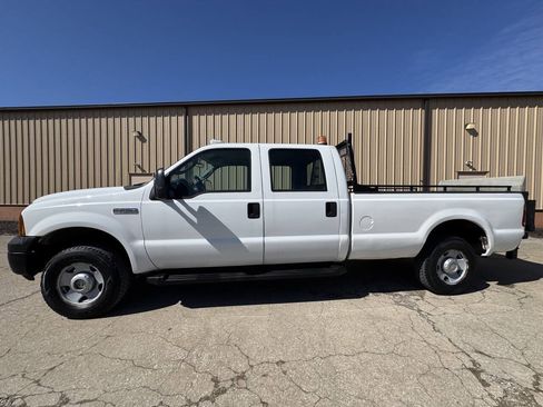 Used 2006 Ford F250 XL AWD/4WD image 2
