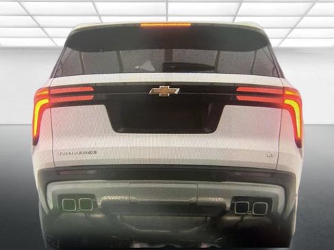 Used 2024 Chevrolet Traverse LT FWD image 3