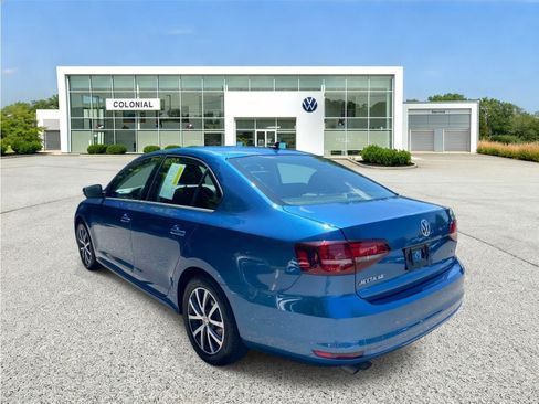 Used 2017 Volkswagen Jetta SE FWD image 3