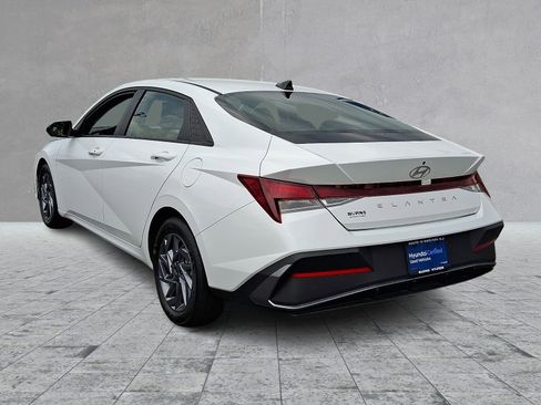 Certified 2024 Hyundai Elantra SEL FWD image 7