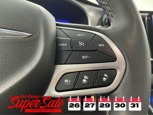 Used 2024 Chrysler Pacifica Touring-L image 22