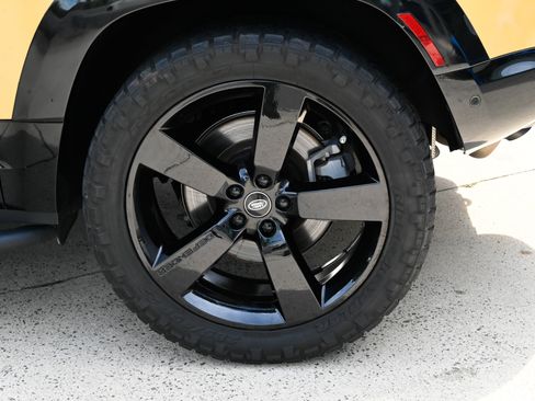 Used 2023 Land Rover Defender 90 X-Dynamic SE AWD/4WD image 10