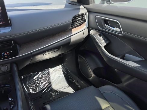 Used 2025 Nissan Rogue Platinum FWD image 13
