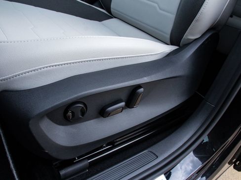 New 2026 Volkswagen Taos SE FWD image 13