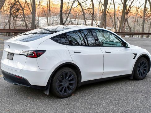 Used 2021 Tesla Model Y Long Range image 8