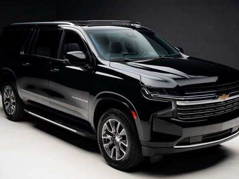 Used 2024 Chevrolet Suburban LT w/ Luxury Package RWD image 37