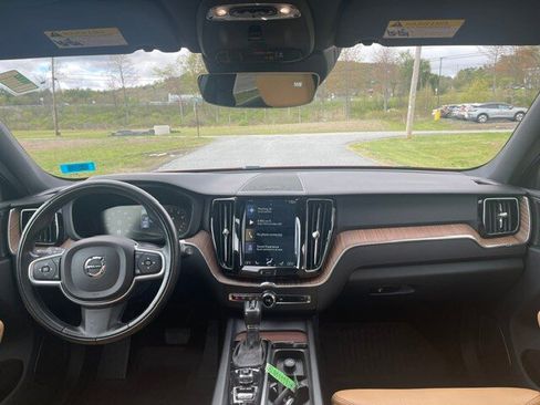 Used 2019 Volvo XC60 T5 Momentum w/ Multimedia Package AWD/4WD image 17