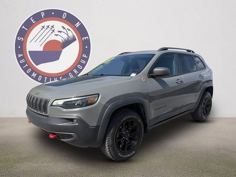 Used 2019 Jeep Cherokee Trailhawk w/ Cold Weather Group AWD/4WD image 2