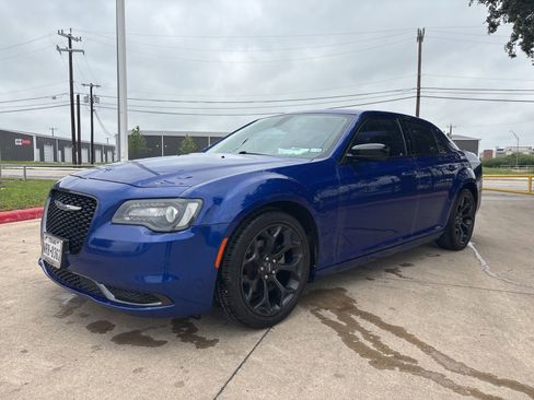 Used 2019 Chrysler 300 Touring w/ Sport Appearance Package RWD image 8