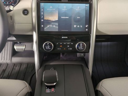Certified 2025 Land Rover Discovery Dynamic SE image 22