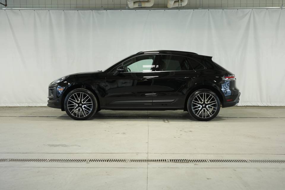 Certified 2026 Porsche Macan AWD/4WD image 3