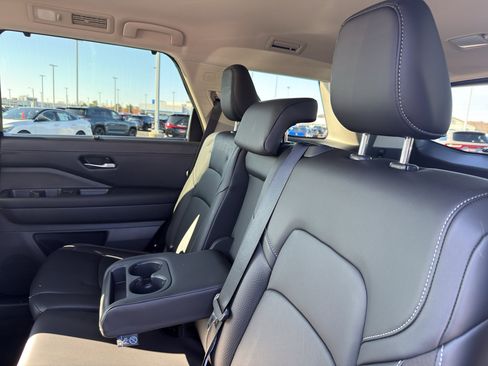 Certified 2025 Nissan Pathfinder SL image 33