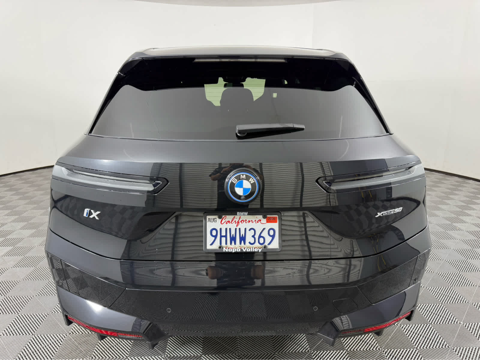 Used 2024 BMW iX xDrive50 w/ Sport Package AWD/4WD image 4