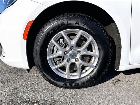 Used 2024 Chrysler Pacifica Touring-L image 7