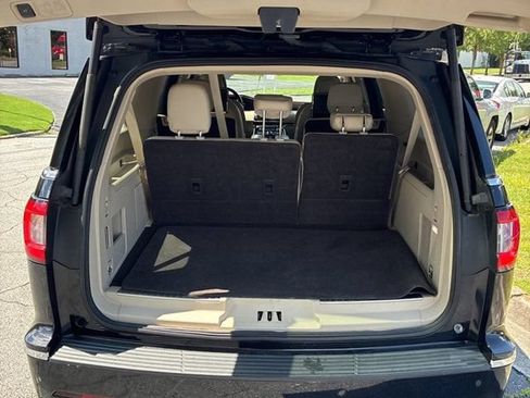 Used 2020 Lincoln Navigator L Reserve w/ Luxury Package RWD image 11