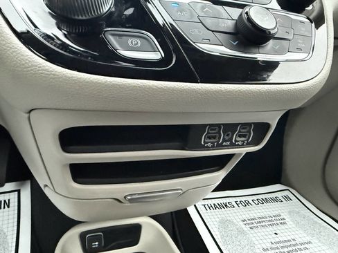Used 2023 Chrysler Pacifica Touring-L FWD image 26