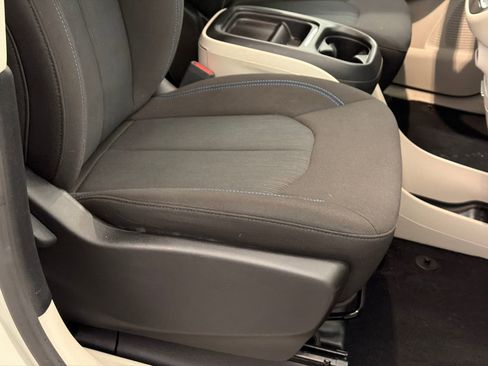 Used 2021 Chrysler Pacifica Touring w/ Uconnect Theater Family Group image 10