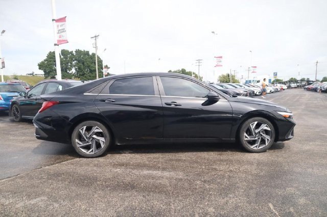Used 2025 Hyundai Elantra SEL FWD image 4