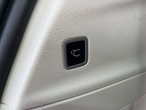 Used 2023 Chrysler Voyager LX image 28