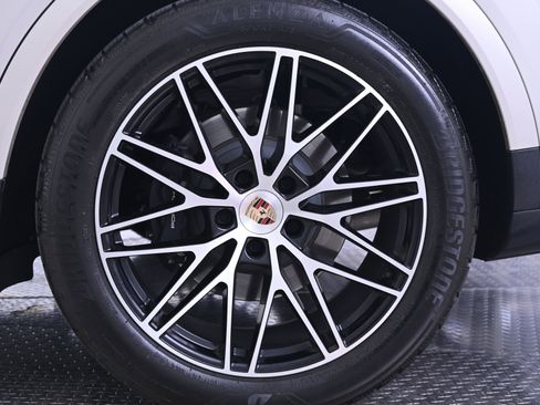 Certified 2025 Porsche Cayenne AWD/4WD image 12