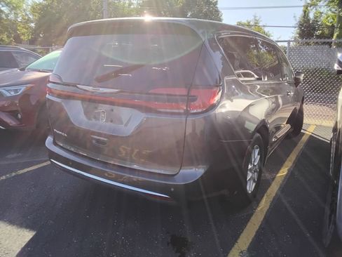 Used 2023 Chrysler Pacifica Touring-L FWD image 6