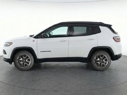 Used 2025 Jeep Compass Trailhawk AWD/4WD image 3
