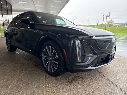 Used 2025 Cadillac Lyriq Sport AWD/4WD image 5