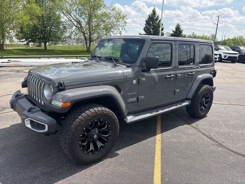Used 2019 Jeep Wrangler Unlimited Sahara w/ Uconnect 4C Nav & Sound Group AWD/4WD image 3