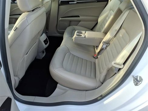 Used 2017 Ford Fusion SE w/ Fusion SE Technology Package image 16