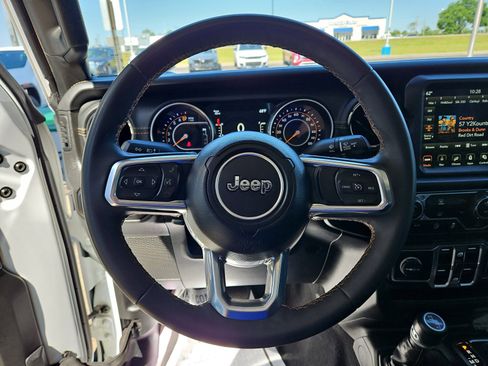 Used 2023 Jeep Gladiator Overland AWD/4WD image 11