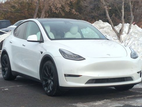 Used 2022 Tesla Model Y Long Range image 3