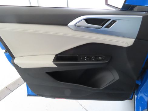 New 2025 Volkswagen Taos SE image 11