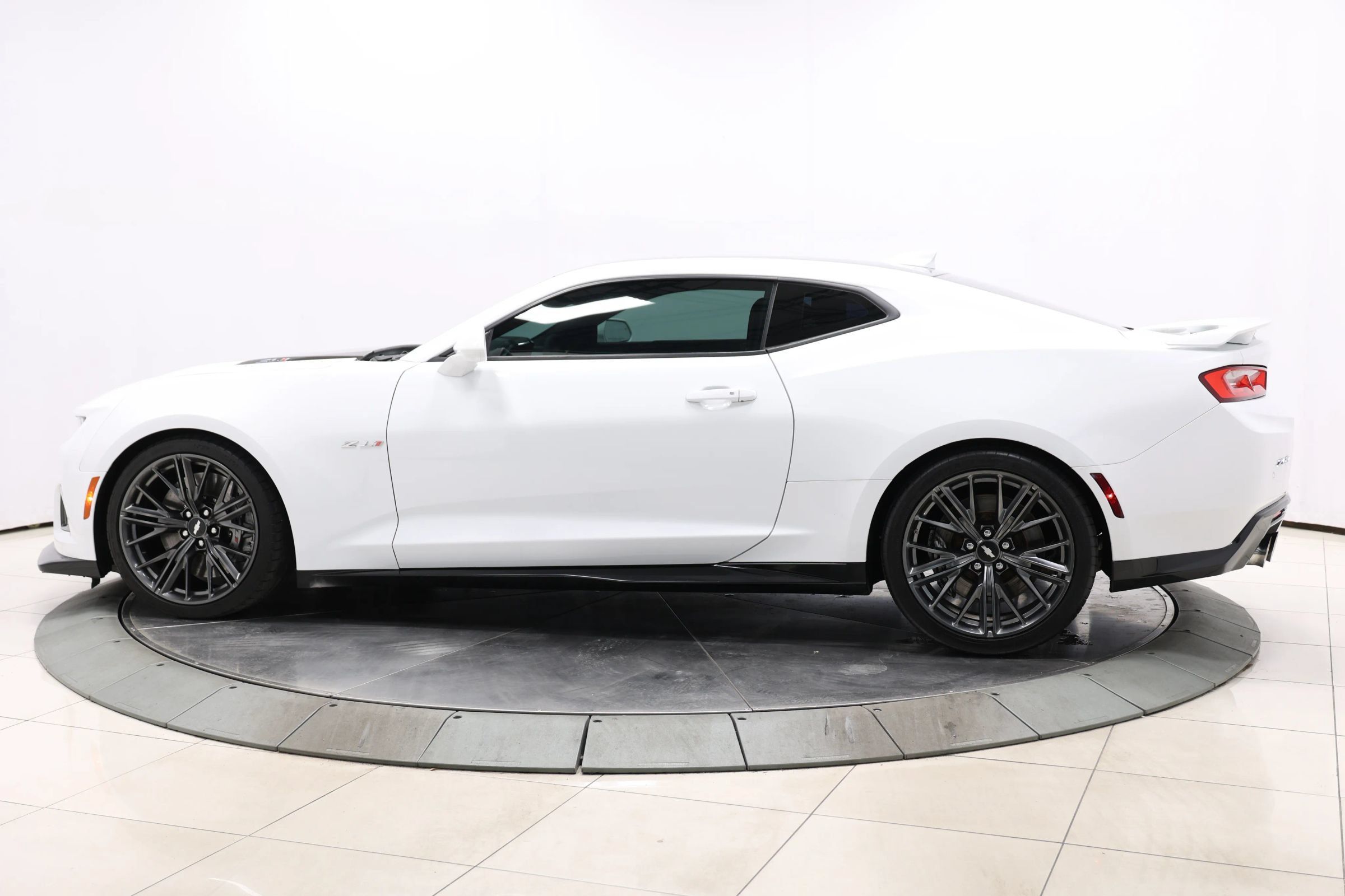 Used 2018 Chevrolet Camaro ZL1 RWD image 8