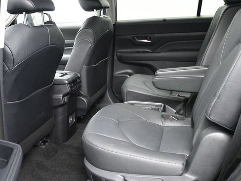 Used 2025 Toyota Grand Highlander AWD image 16