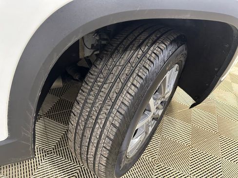 Used 2023 GMC Acadia SLE w/ Driver Convenience Package image 31