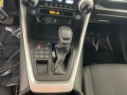 Used 2019 Toyota RAV4 LE image 19